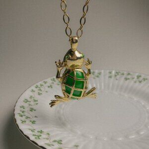 Lilly Pulitzer Green Oval Cabochon Frog Animal Gold Pendant Long Chain Necklace
